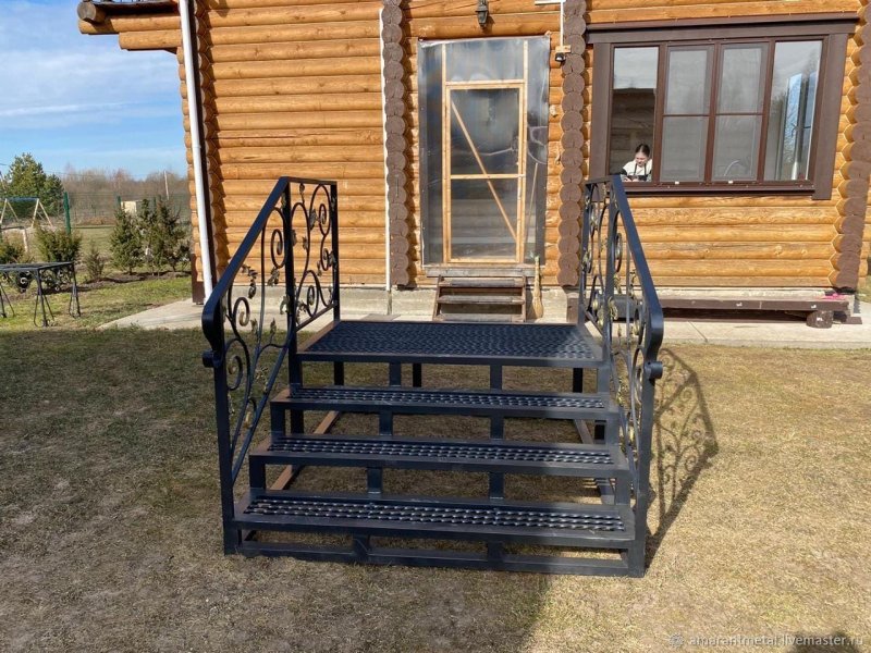Металлическая лестница для крыльца