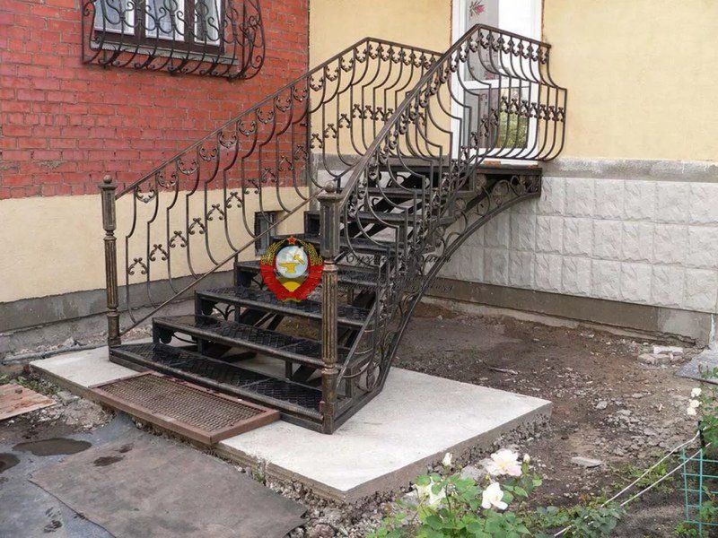 Металлическая лестница для крыльца