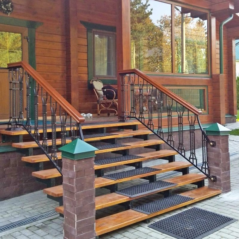 Металлическая лестница для крыльца