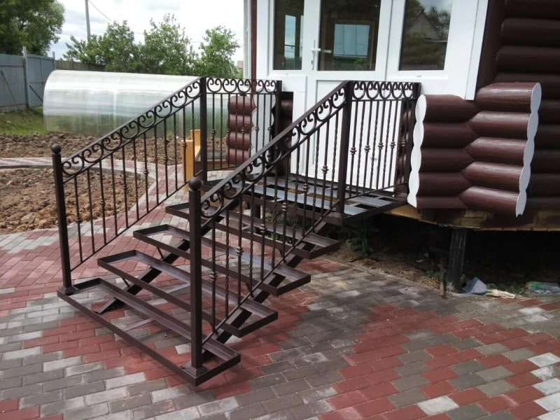Лестница металлическая уличная для крыльца