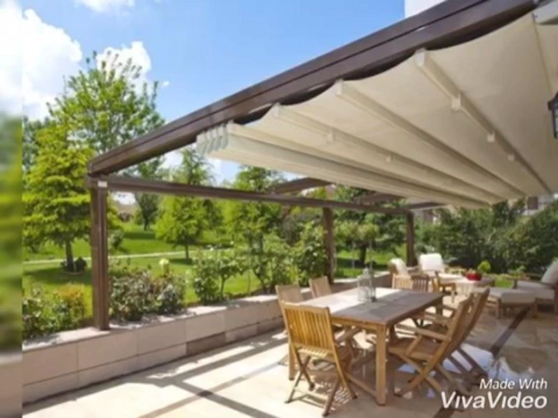 Retractable pergola roof