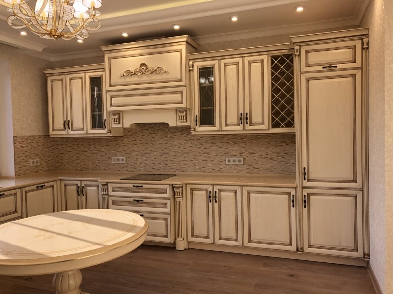 Кухня классика светлая с патиной