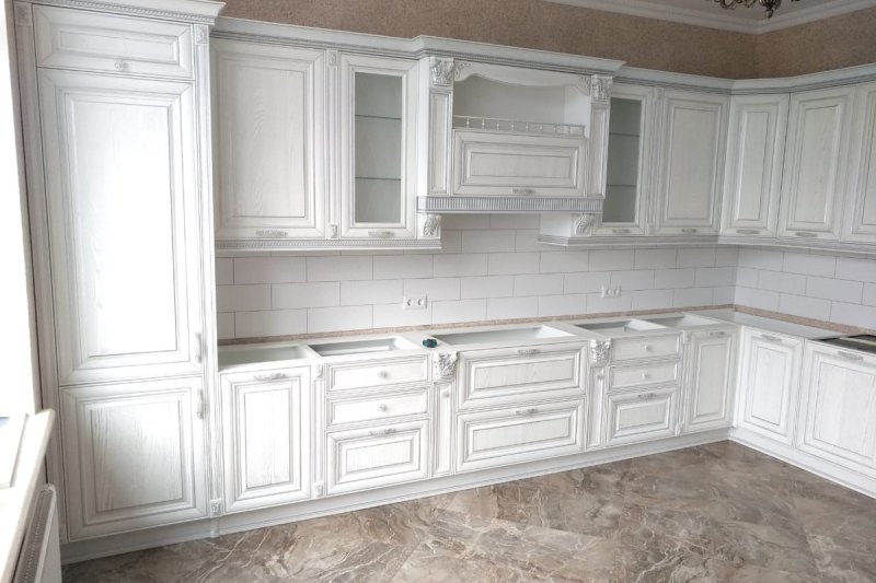 Кухня в классическом стиле белая