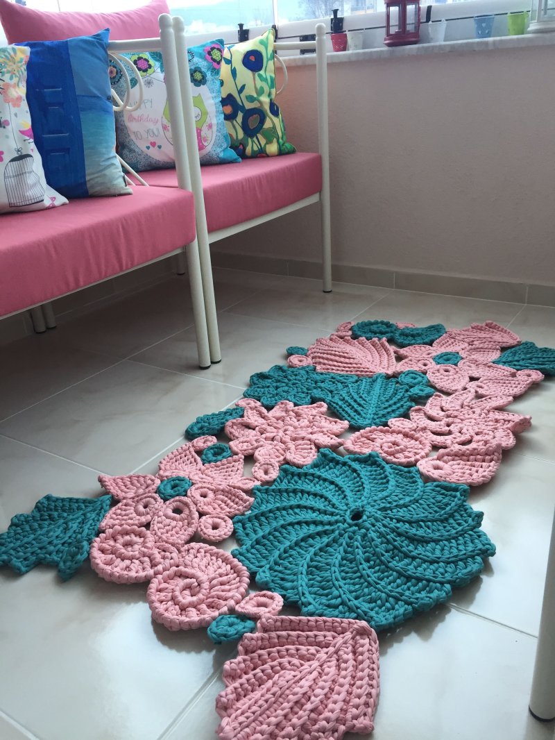 Ажурный коврик из трикотажной пряжи