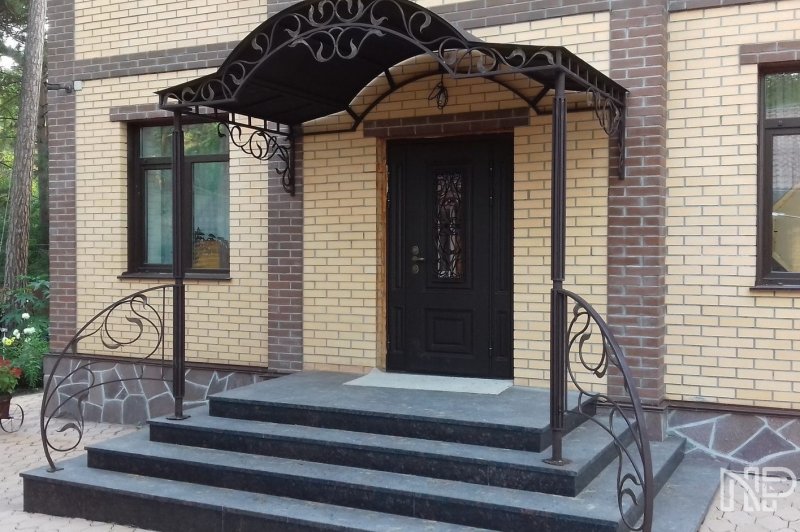 Козырёк над крыльцом кованый