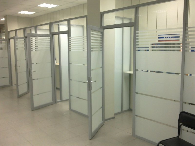 Тонирование стеклянных перегородок в офисе