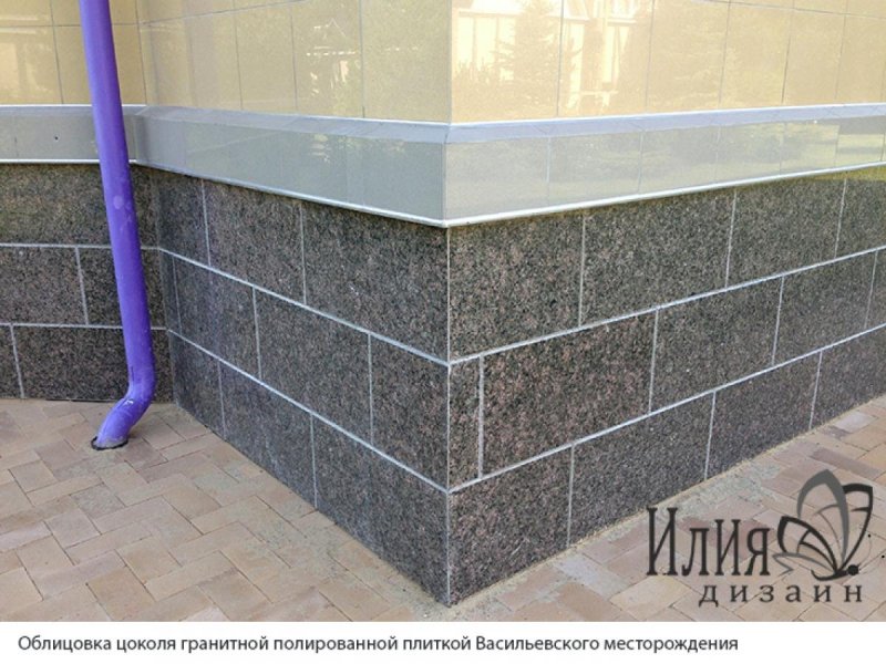 Отделка цоколя плиткой из керамогранита