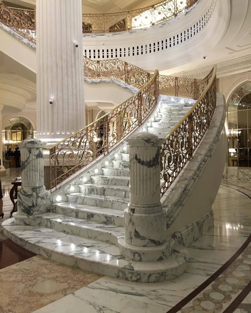 Мраморная лестница метрополь