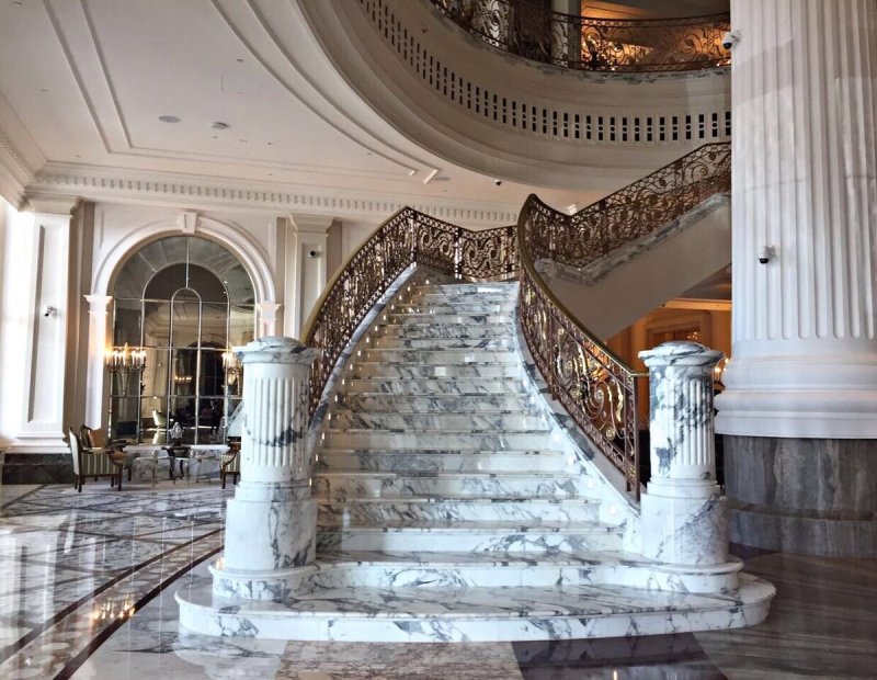 Мраморная лестница в доме