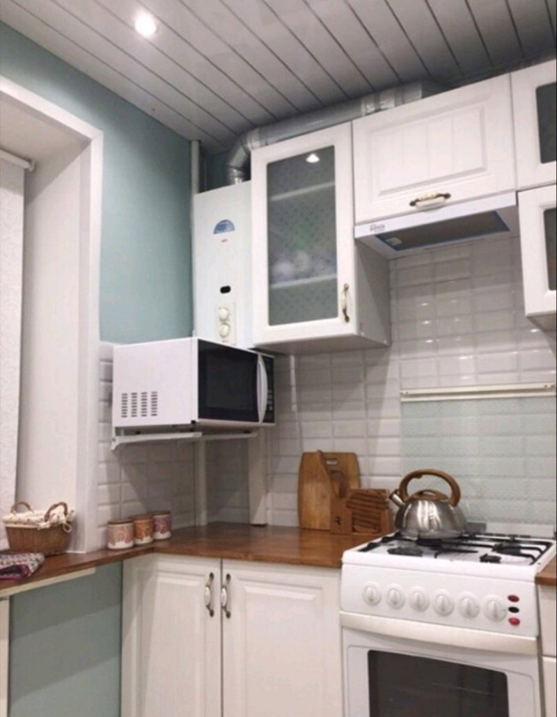 Дизайн кухни в хрущёвке с газовой колонкой и холодильником