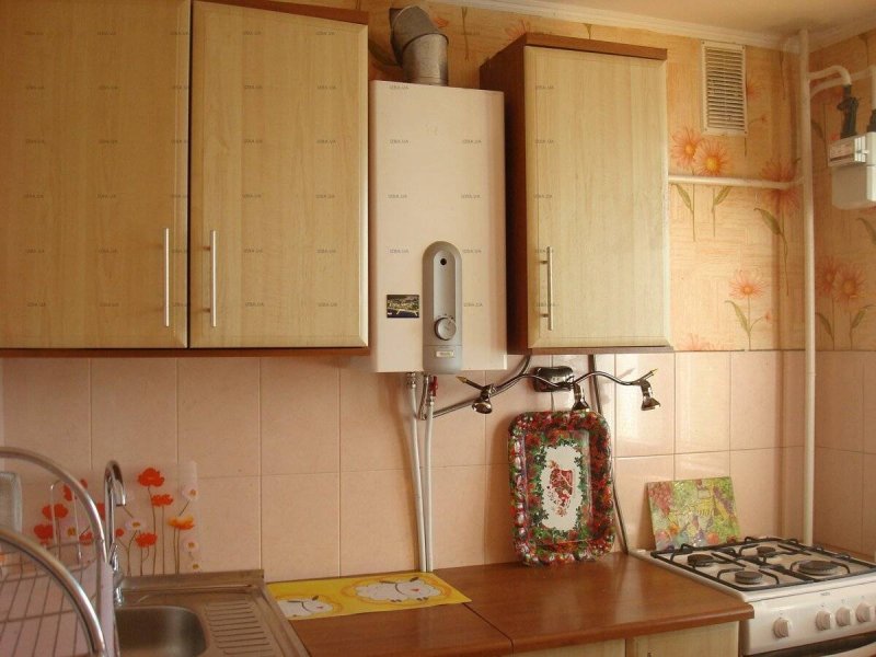 Дизайн кухни в хрущевке с газовой колонкой