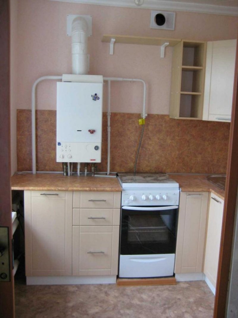Кухня хрущёвка дизайн с холодильником и газовой колонкой
