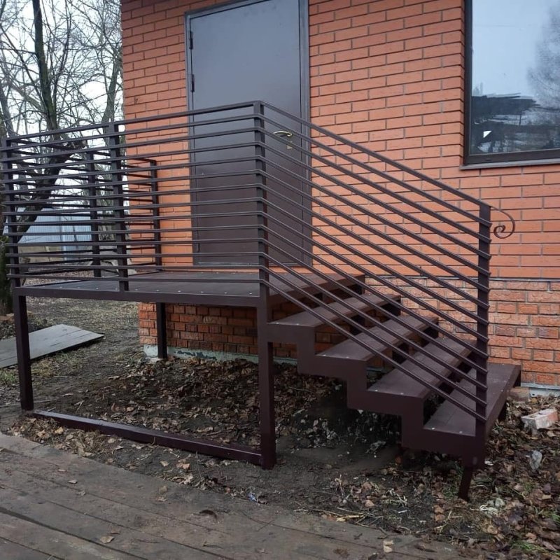 Крыльцо на металлическом каркасе