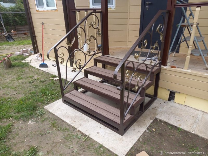 Металлическое крыльцо амарант