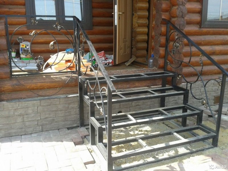 Крыльцо для частного дома из металла