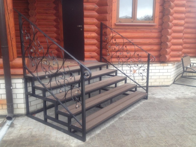 Металлическая лестница для крыльца