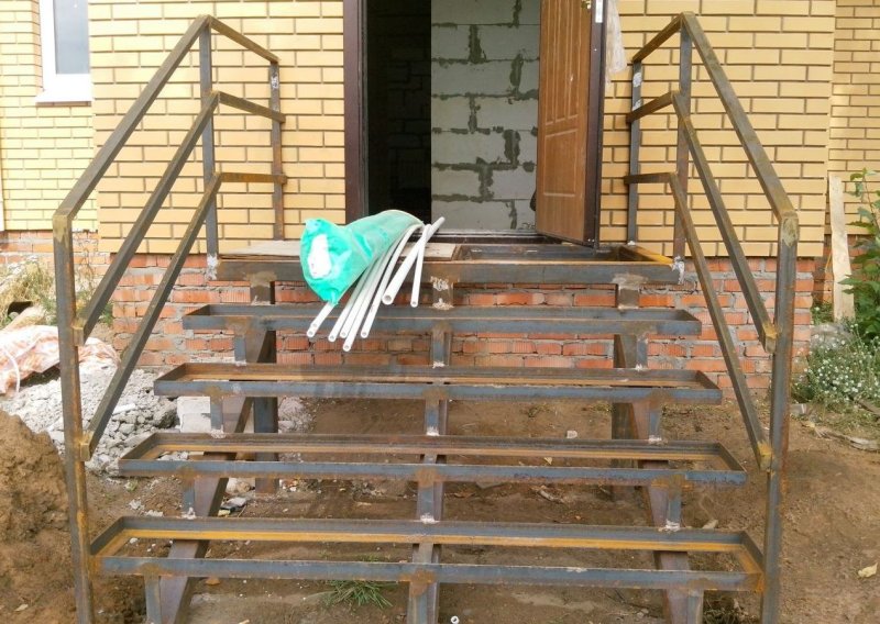 Крыльцо сварное металлическое 2х2