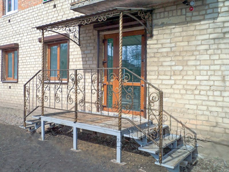 Крыльцо для частного дома из металла