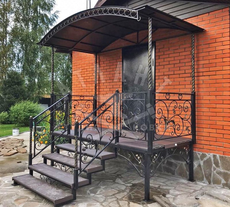 Крыльцо из металла для частного дома с навесом