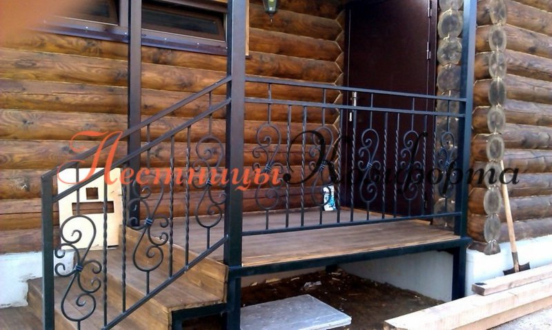 Перила для лестницы из металла в частном доме крыльцо