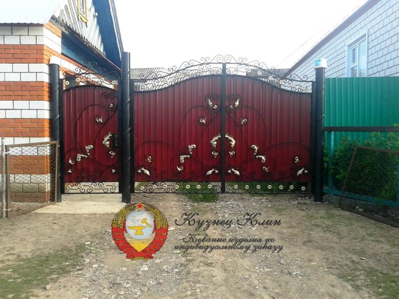 Ворота из профнастила с ковкой