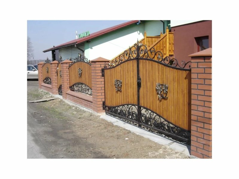 Деревянные ворота с ковкой
