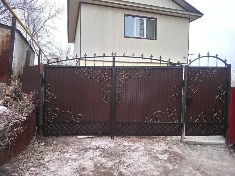 Ворота из профнастила с элементами ковки