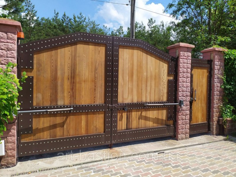 Деревянные ворота с калиткой для частного дома