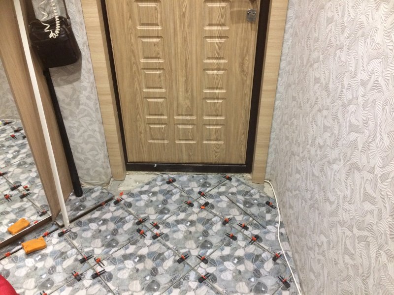 Плитка в прихожей у входной