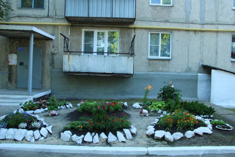 Клумбы у подъезда многоквартирного дома