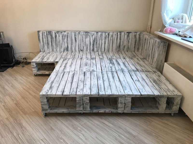 Диван из поддона