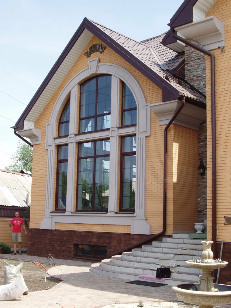 Фасадные окна в частном доме