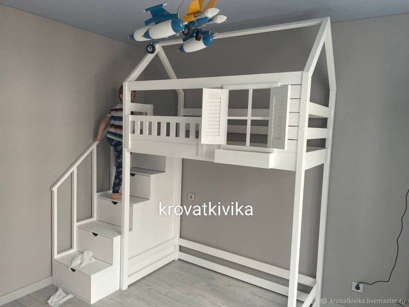 Кровать чердак домик с лестницей комодом