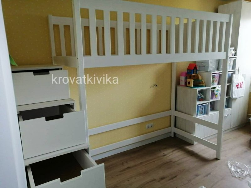 Кровать чердак с лестницей комодом