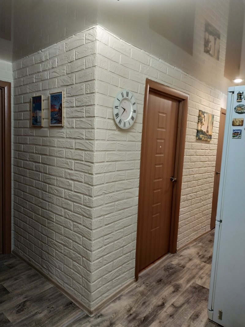 Декоративный кирпич в прихожей