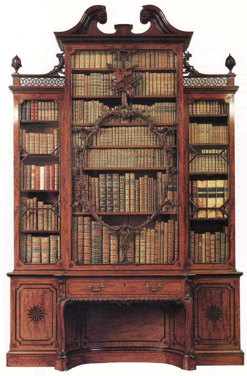 Старинный книжный шкаф
