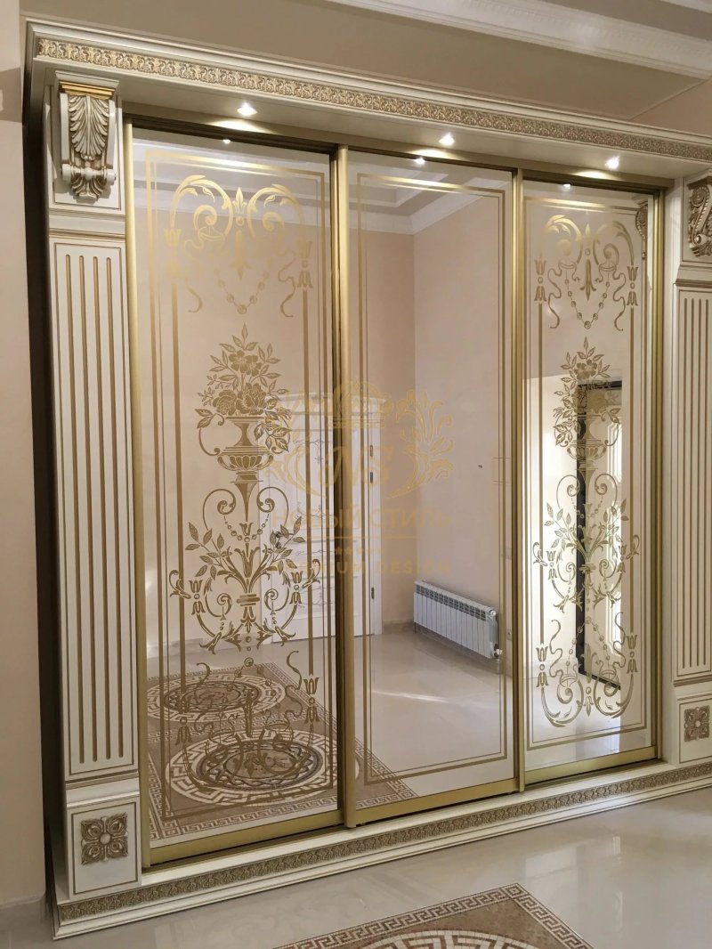 Шкаф купе в классическом стиле
