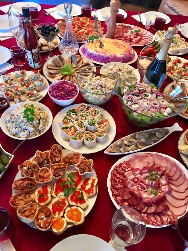 Красивый праздничный стол на день рождения