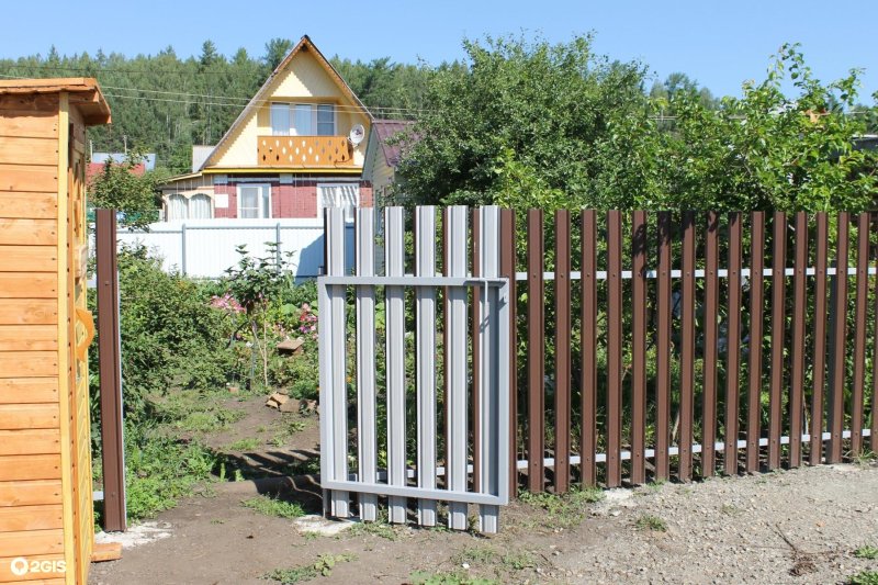 Забор снизу профнастил сверху евроштакетник