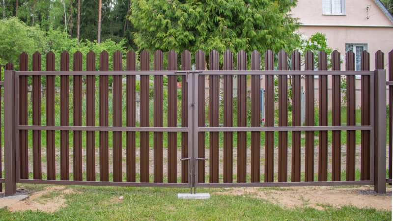 Ворота из евроштакетника с калиткой