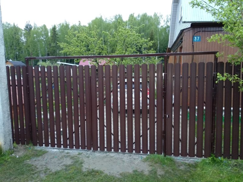 Забор из металлического штакетника