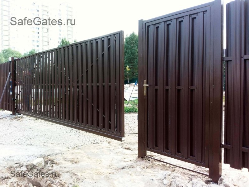 Ворота из евроштакетника с калиткой