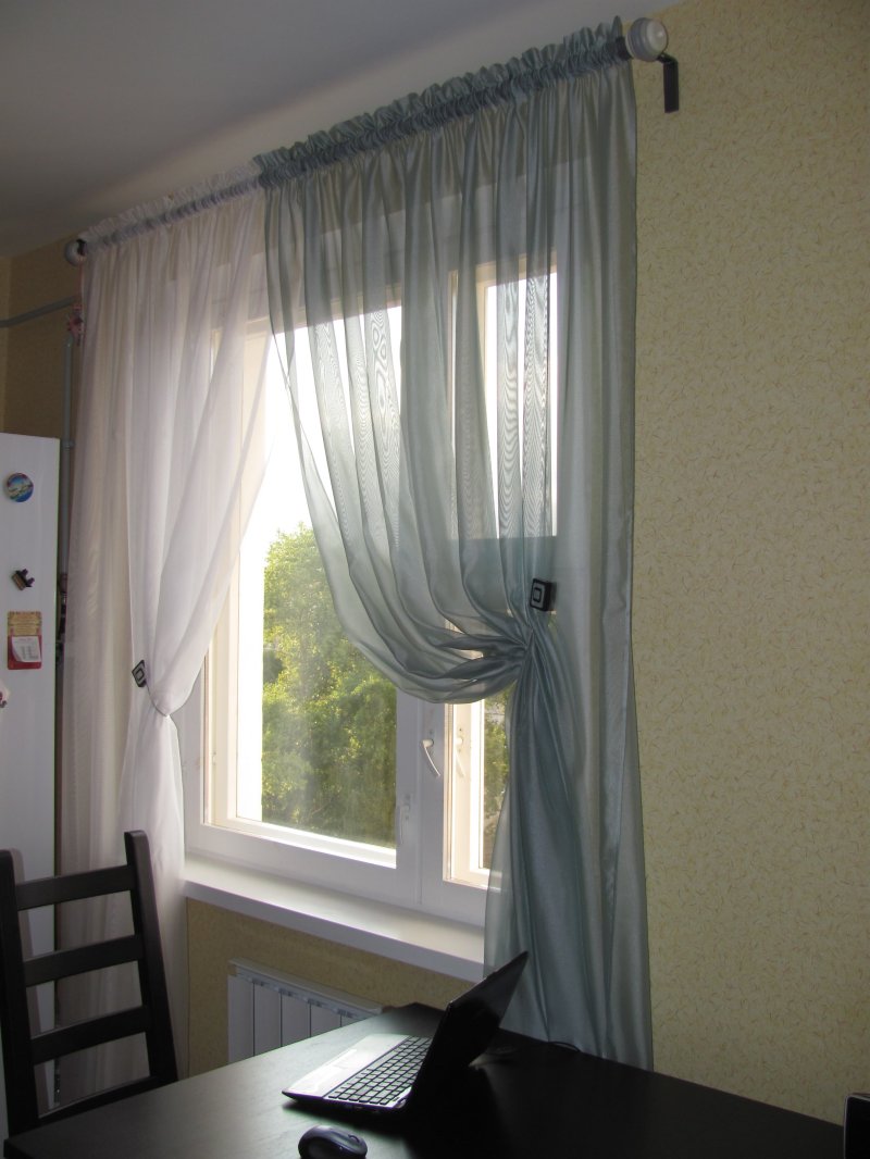 Карниз для штор на кухню