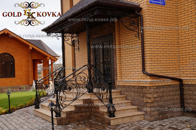 Крыльцо с кованными белыми перилами для частного дома