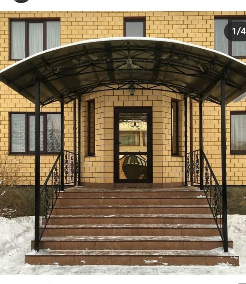 Козырьки над крыльцом частного дома из металла и поликарбоната