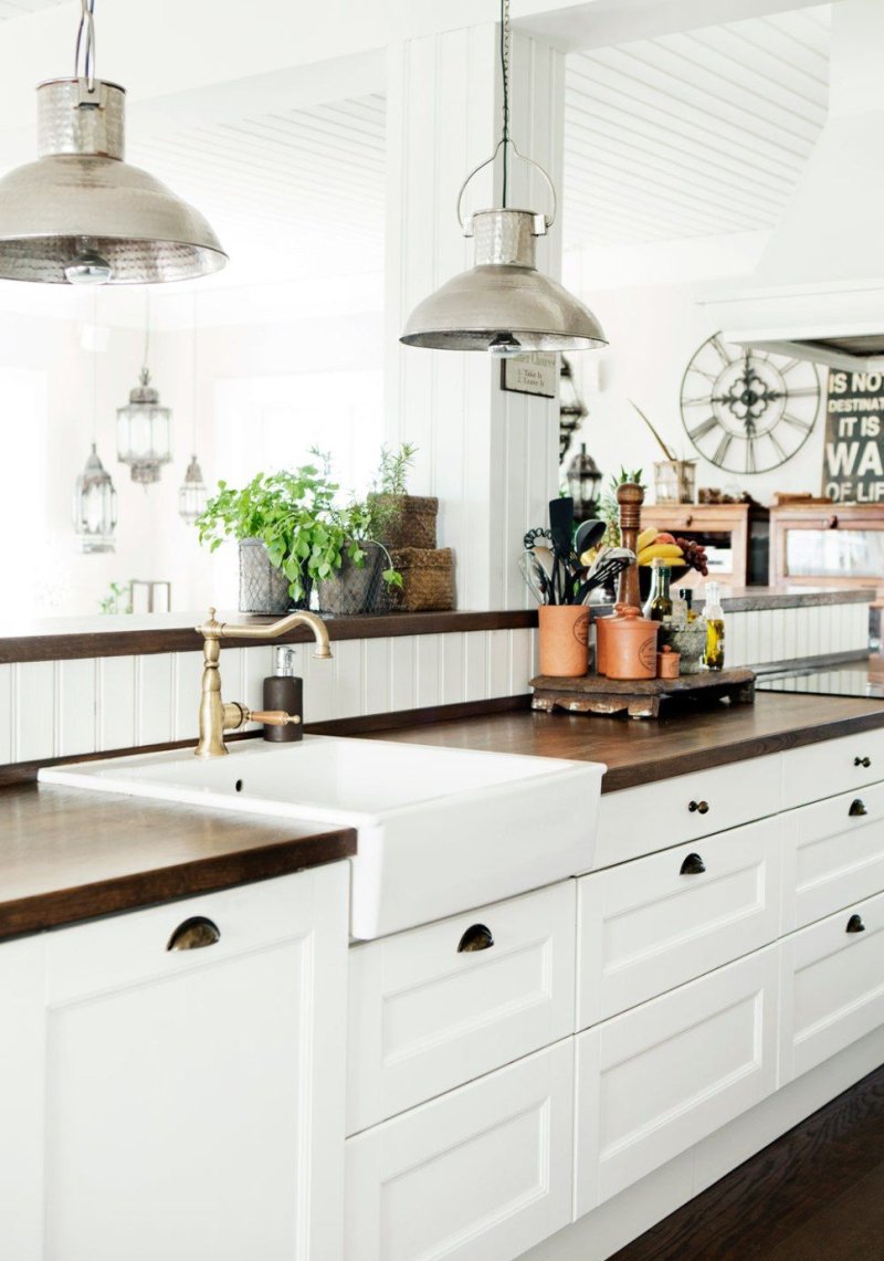 Farmhouse kitchen decor