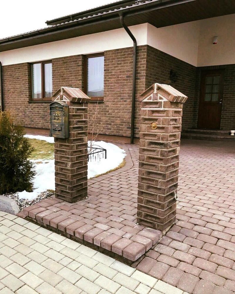 Фасад забора с кирпичными столбами