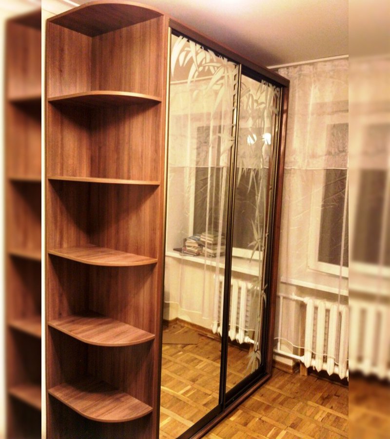Шкаф купе с угловыми полками
