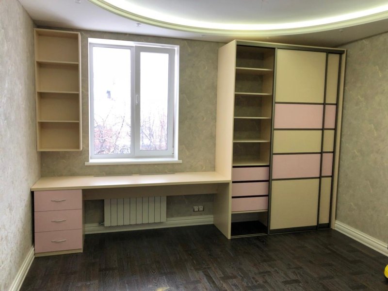 Шкафы и стол у окна в детской