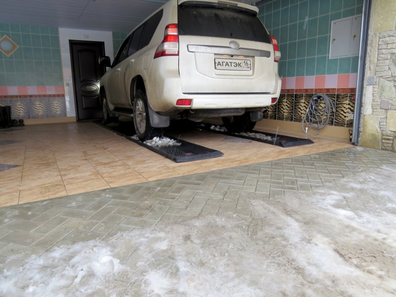 Коврик в гараж под автомобиль
